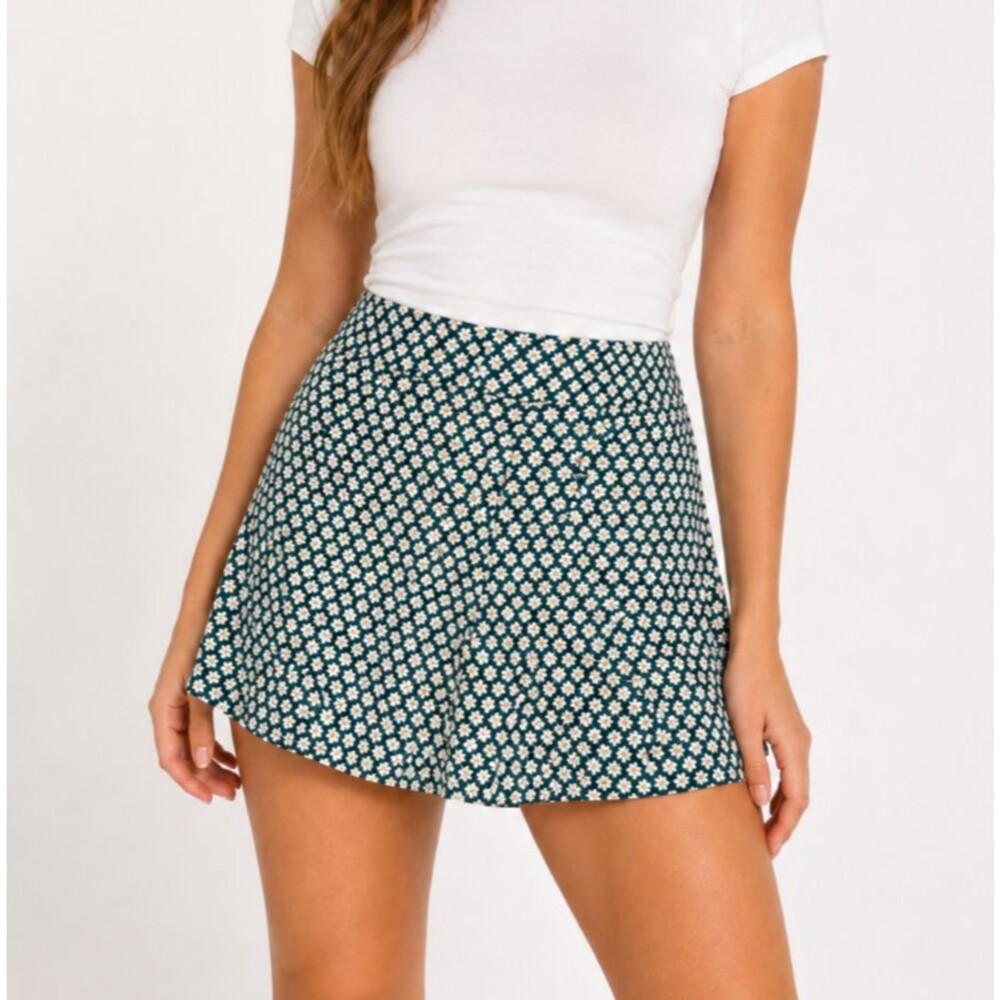 A. Byer California Women’s Large Green Floral Skort Rayon Flowy Shorts Daisy
